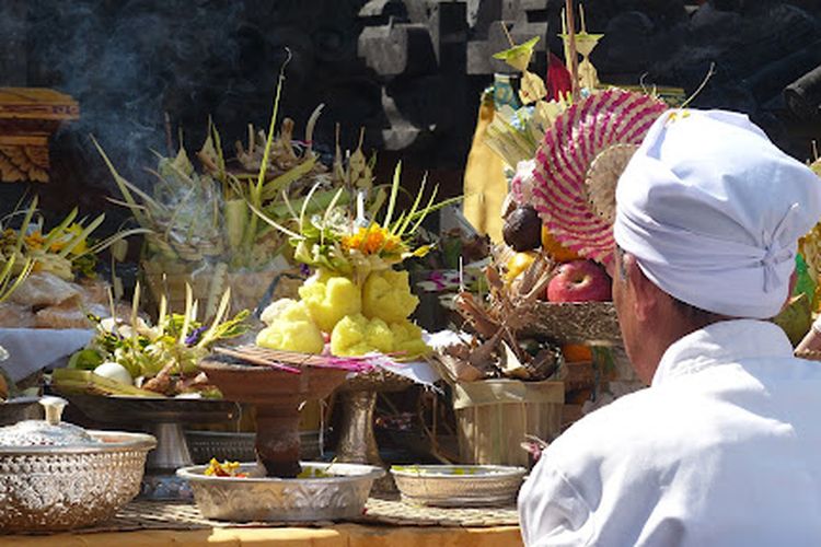 Kuliner Upacara Adat Bali yang Menggoda Lidah