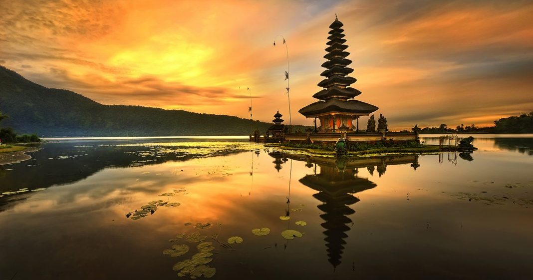 Pura di Atas Tebing, Mari Eksplorasi Keindahan Arsitektur Suci Bali